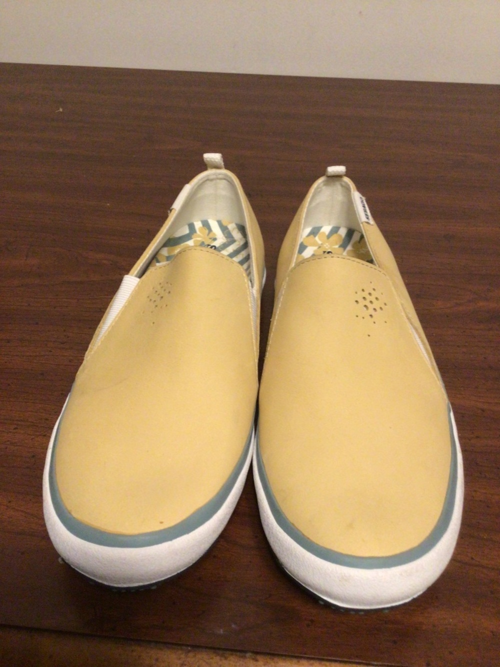 Sebago  beach comber star Daffodil  slip on non slip  Vibrant sole Sz 8 M